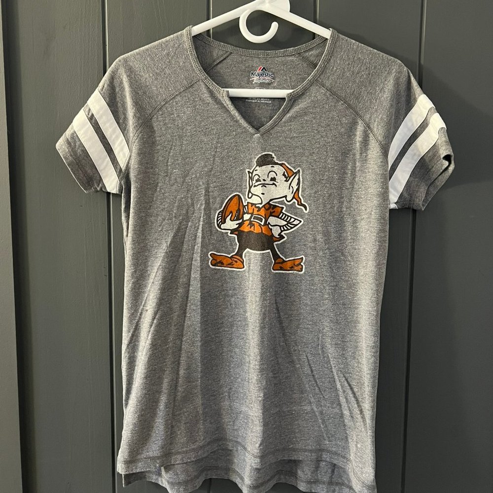 Cleveland Browns Fanatics Branded Women's Distressed Notch Neck T-Shirt SMALL